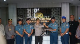 Kapolres Pelabuhan Tanjung Perak AKBP Wahyu Hidayat bersama 3 satuan TNI