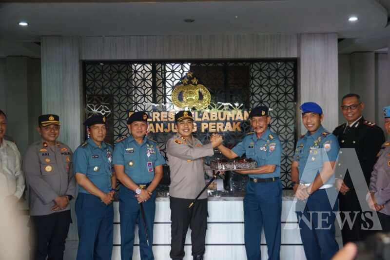 Kapolres Pelabuhan Tanjung Perak AKBP Wahyu Hidayat bersama 3 satuan TNI