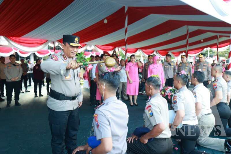 Kapolda Jatim Irjen Pol Drs. Nanang Avianto lakukan tradisi UKP