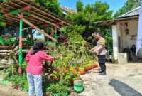 Bhabinkamtibmas cek lahan pekarangan warga