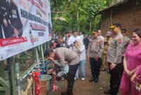 Kapolres Jember AKBP Bobby A. Condroputra serahkan bantuan tandon air