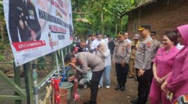 Kapolres Jember AKBP Bobby A. Condroputra serahkan bantuan tandon air