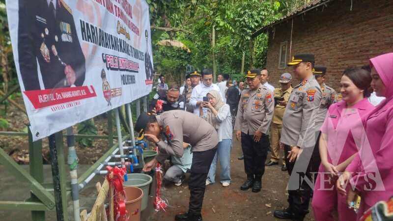 Kapolres Jember AKBP Bobby A. Condroputra serahkan bantuan tandon air