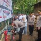 Kapolres Jember AKBP Bobby A. Condroputra serahkan bantuan tandon air