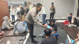 Kapolresta Banyuwangi Kombespol Rama Samtama Putra bagikan selimut