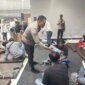 Kapolresta Banyuwangi Kombespol Rama Samtama Putra bagikan selimut