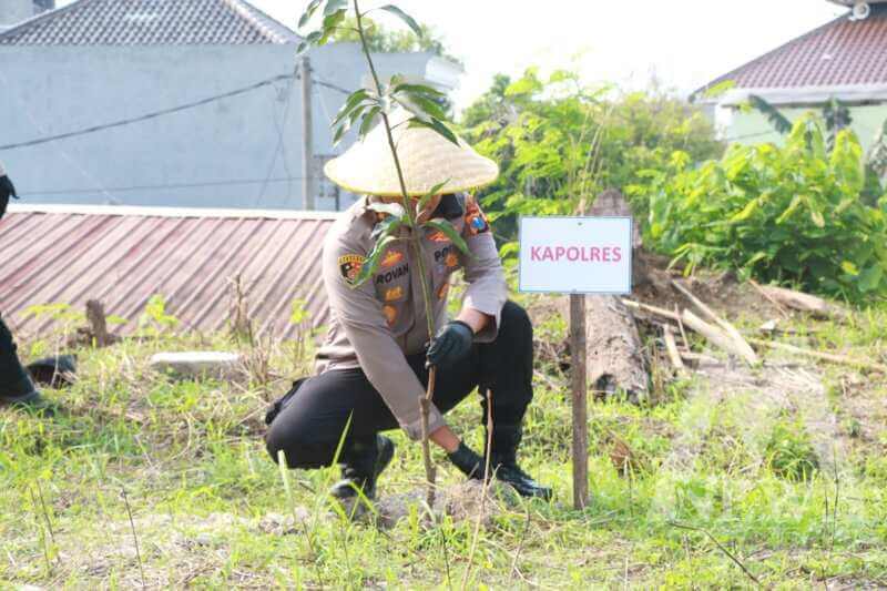 Kapolres Gresik AKBP Rovan Richard Mahenu