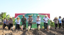 Kapolres Pelabuhan Tanjung Perak AKBP Wahyu Hidayat pimpin penanaman benih jagung