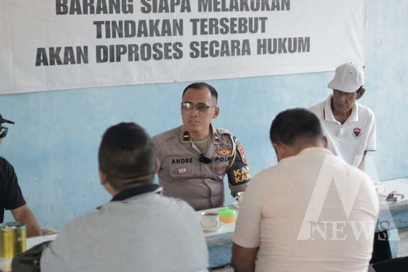 Kanit Kamsel Satlantas Polres Gresik Ipda Andreas Dwi Anggoro saat sapa warga