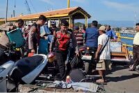 Polres Situbondo bantu penumpang di pelabuhan Jangkar