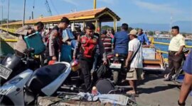 Polres Situbondo bantu penumpang di pelabuhan Jangkar