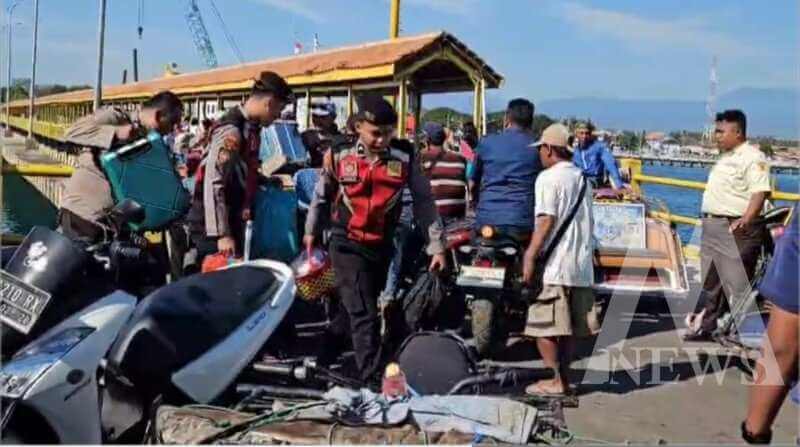 Polres Situbondo bantu penumpang di pelabuhan Jangkar