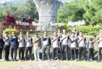 Kapolres Nganjuk AKBP Henri Noveri Santoso jalan sehat menuju ke Wisata Bukit Surga