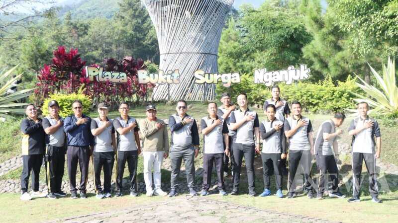 Kapolres Nganjuk AKBP Henri Noveri Santoso jalan sehat menuju ke Wisata Bukit Surga