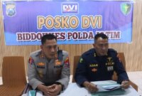 Kapolresta Banyuwangi Kombespol Rama Samtama Putra didampingi Ketua Tim DVI Polda Jatim AKBP dr. Adam