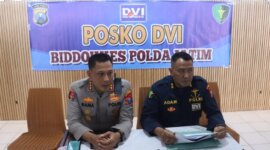Kapolresta Banyuwangi Kombespol Rama Samtama Putra didampingi Ketua Tim DVI Polda Jatim AKBP dr. Adam