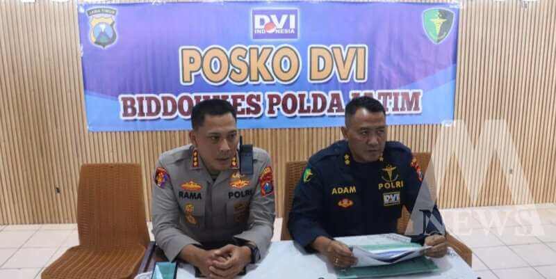 Kapolresta Banyuwangi Kombespol Rama Samtama Putra didampingi Ketua Tim DVI Polda Jatim AKBP dr. Adam