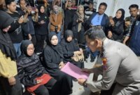 Kapolresta Banyuwangi Kombespol Rama Samtama Putra serahkan jenazah korban KMP Tunu Pratama Jaya ke keluarga