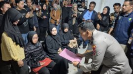 Kapolresta Banyuwangi Kombespol Rama Samtama Putra serahkan jenazah korban KMP Tunu Pratama Jaya ke keluarga