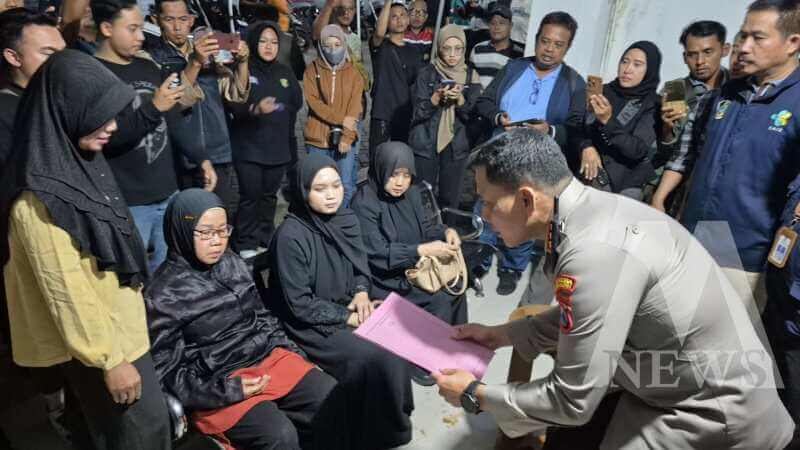 Kapolresta Banyuwangi Kombespol Rama Samtama Putra serahkan jenazah korban KMP Tunu Pratama Jaya ke keluarga