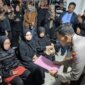 Kapolresta Banyuwangi Kombespol Rama Samtama Putra serahkan jenazah korban KMP Tunu Pratama Jaya ke keluarga
