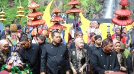 Kapolres Nganjuk AKBP Henri Noveri Santoso ikuti tradisi Siraman