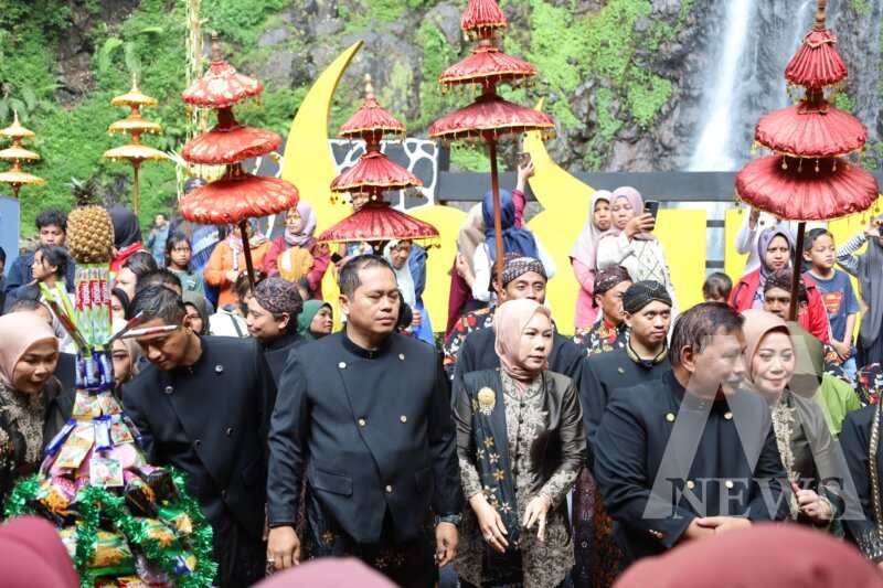 Kapolres Nganjuk AKBP Henri Noveri Santoso ikuti tradisi Siraman