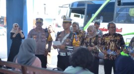Kasatlantas Polres Situbondo AKP Nanang Hendra Irawan dampingi Kabag Ops Kompol Ma’ruf