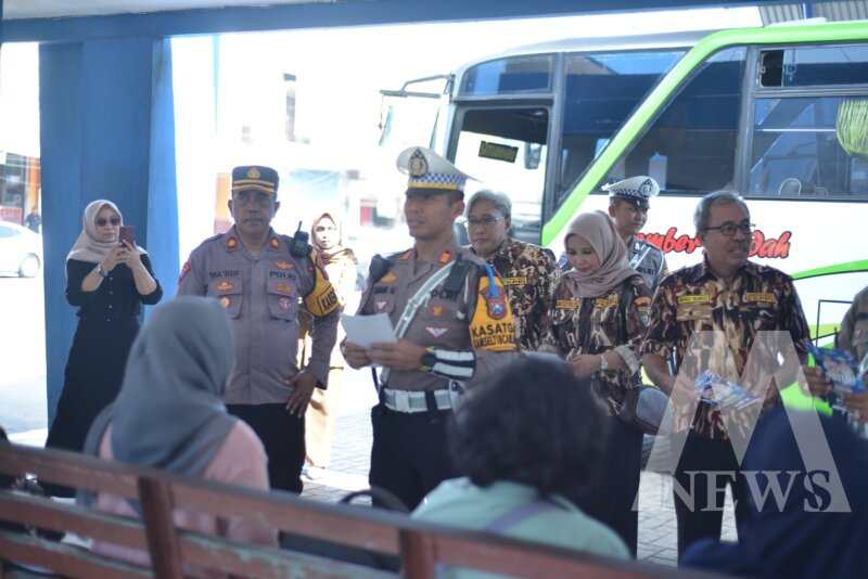 Kasatlantas Polres Situbondo AKP Nanang Hendra Irawan dampingi Kabag Ops Kompol Ma’ruf
