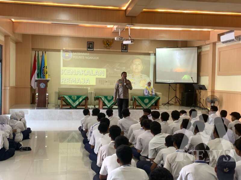 Satbinmas Polres Nganjuk tanamkan karakter disiplin di SMK Muhammadiyah 1