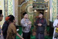 Kapolres Nganjuk AKBP Henri Noveri Santoso bersama jamaah subuh