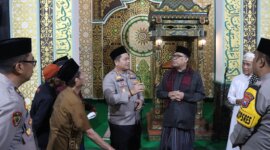 Kapolres Nganjuk AKBP Henri Noveri Santoso bersama jamaah subuh