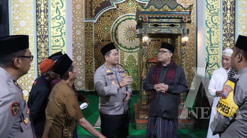 Kapolres Nganjuk AKBP Henri Noveri Santoso bersama jamaah subuh