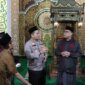 Kapolres Nganjuk AKBP Henri Noveri Santoso bersama jamaah subuh