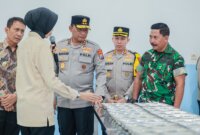Kapolda Jatim Irjen Pol Drs. Nanang Avianto didampingi Kapolres Bojonegoro AKBP Afrian Satya Permadi tinjau program MBG