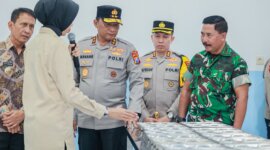 Kapolda Jatim Irjen Pol Drs. Nanang Avianto didampingi Kapolres Bojonegoro AKBP Afrian Satya Permadi tinjau program MBG