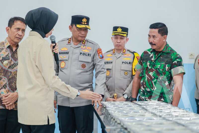 Kapolda Jatim Irjen Pol Drs. Nanang Avianto didampingi Kapolres Bojonegoro AKBP Afrian Satya Permadi tinjau program MBG