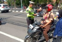 Satlantas Polres Gresik tindak motor tak pakai helm