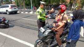 Satlantas Polres Gresik tindak motor tak pakai helm