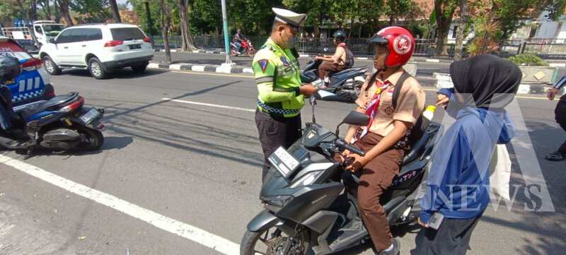 Satlantas Polres Gresik tindak motor tak pakai helm