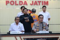 Dirreskrimum Polda Jatim Kombespol Widi Atmoko didampingi Kabid Humas Polda Jatim Kombespol Jules Abraham Abast