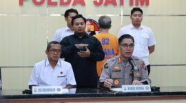 Dirreskrimum Polda Jatim Kombespol Widi Atmoko didampingi Kabid Humas Polda Jatim Kombespol Jules Abraham Abast