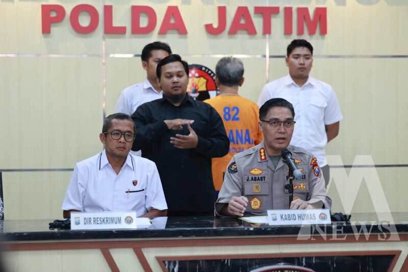 Dirreskrimum Polda Jatim Kombespol Widi Atmoko didampingi Kabid Humas Polda Jatim Kombespol Jules Abraham Abast