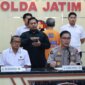 Dirreskrimum Polda Jatim Kombespol Widi Atmoko didampingi Kabid Humas Polda Jatim Kombespol Jules Abraham Abast