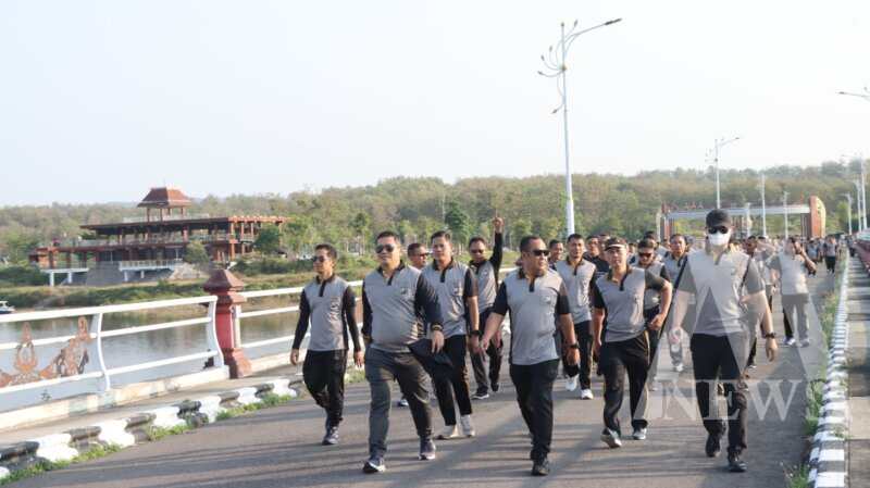 Kapolres Nganjuk AKBP Henri Noveri Santoso jalan sehat di Bendungan Semantok dan BWS Bengawan Solo