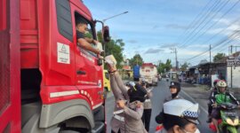 Polwan Polresta Banyuwangi bagi mamiri ke pengguna jalan