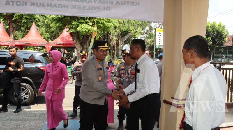 Kapolres Kunjungi AKBP Henri Noveri Santoso kunjungan ke Polsek Nganjuk Kota