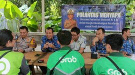 Kasatlantas Polres Bondowoso AKP Akhmad Rochan edukasi komunitas Ojol