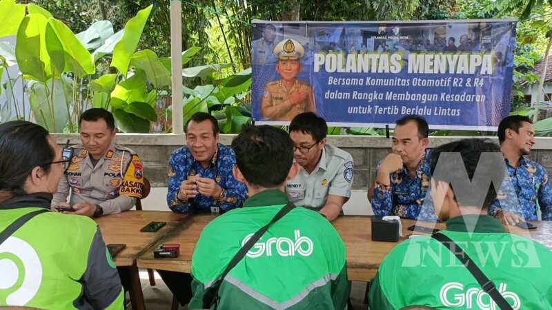 Kasatlantas Polres Bondowoso AKP Akhmad Rochan edukasi komunitas Ojol