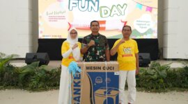 Danrem 084/BJ Brigjen TNI Danny Alkadrie serahkan hadiah ke pemenang Fun Day
